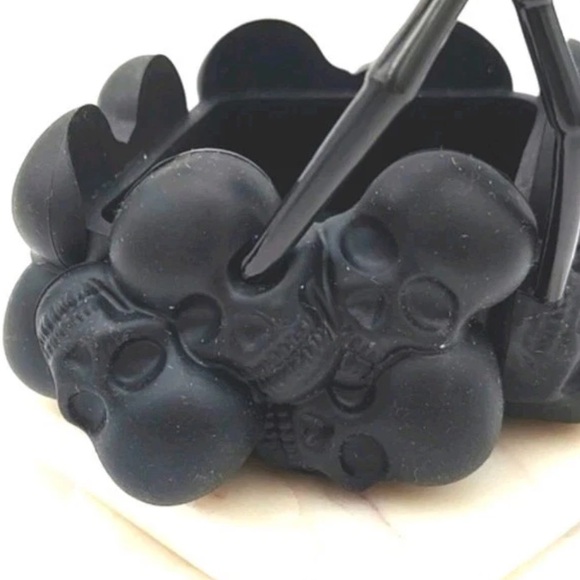 Bath & Body Works Spider on Skulls NOISE
MAKING Foaming Soap Holder, NWT - Picture 2 of 7